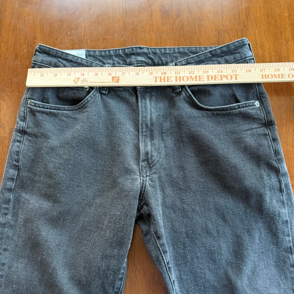 H&M Men's Regular Fit Coupe Standard Black Straight Leg Jeans, size 33/32